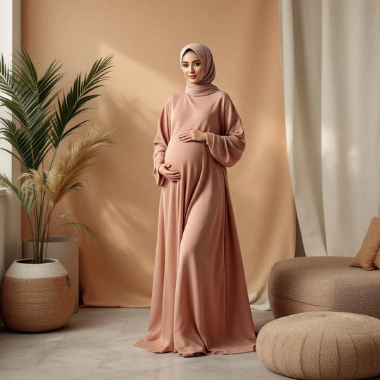 Abayas d'allaitement noires et beiges de la collection Ijaba 2024 en soie de Médine et microfibre.