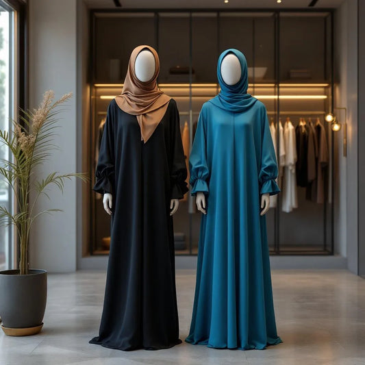 Abaya et hijab assortis bleu nuit de la collection Ijaba en soie de Médine premium.